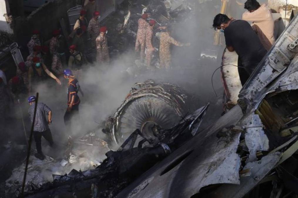 Al menos ocho heridos han sido trasladados del lugar del accidente, vecinos de la zona donde cayó el avión, la mitad de ellos con quemaduras en el 60 % de su cuerpo.
