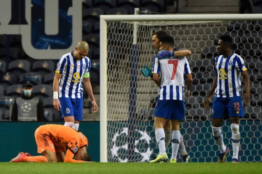 Mientras la plantilla del Porto festejaba el triunfo, el defensor Pepe tuvo el gran gesto de ir a consolar a CR7.