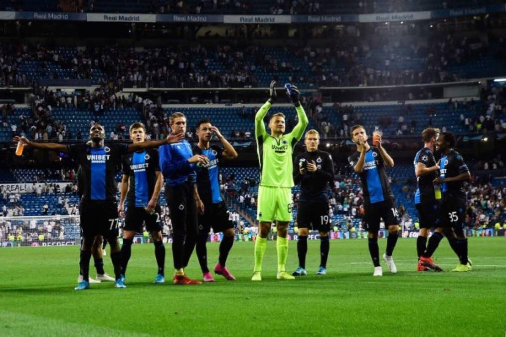 Los jugadores del Brujas celebrando desde el campo al final del partido y saludando a los aficionados que viajaron a Madrid.