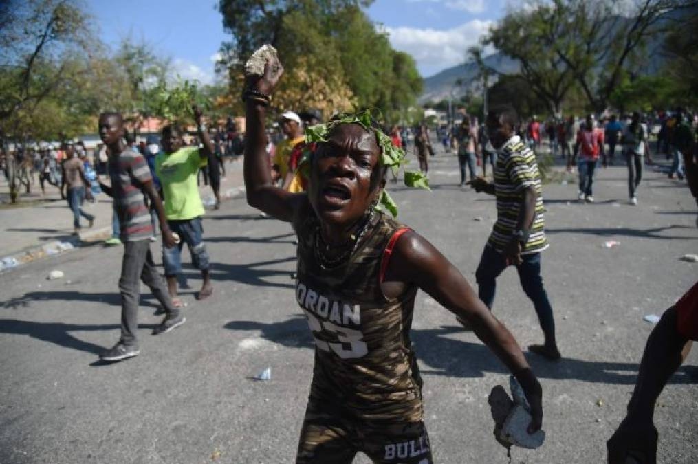 Haití vive fuertes jornadas de protestas convocadas por sectores de la oposición contra el Gobierno de Jovenel Moise. <br/><br/>Las manifestaciones ocurren en el marco de la crisis política y socioeconómica que atraviesa la nación caribeña, sacudida por casos de corrupción y despilfarro de los fondos sociales del Estado.<br/><br/>El caos y desesperación inundan las calles de Puerto Príncipe el epicentro de las protestas por la situación precaria en la que se encuentran los haitianos. <br/><br/>Mira la situación que se vive en Haití desde hace una semana: <br/><br/><br/>