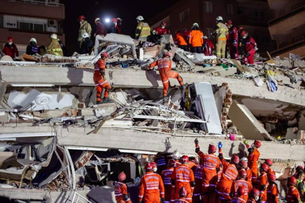 La mayoría de los diecisiete edificios que se desplomaron en Esmirna estaban en el distrito de Bayrakli, situado en la periferia norte de esta ciudad de cuatro millones de habitantes.<br/>