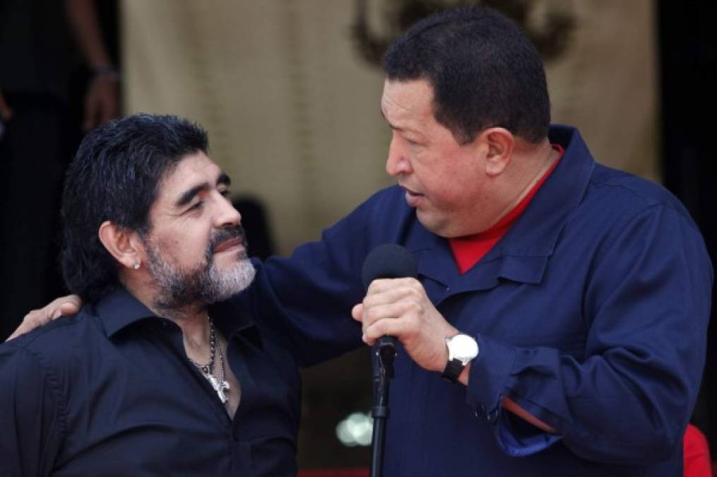 Maradona no ocultó su pesar tras la muerte de Chávez en 2013. 'Lo que me dejó Hugo fue una gran amistad, una sabiduría política increíble. Chávez ha cambiado la forma de pensar del latinoamericano, nosotros estábamos entregados a Estados Unidos y él nos metió en la cabeza que podíamos caminar solos', dijo en una entrevista para Telesur.