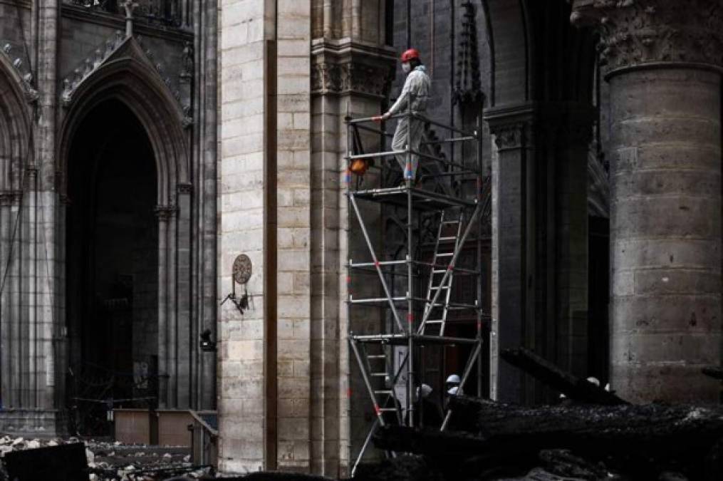 El presidente Emmanuel Macron se comprometió a reconstruir Notre Dame, uno de los monumentos más visitados en Europa, en un plazo de cinco años, es decir para 2024, año en el que París acogerá los Juegos Olímpicos.