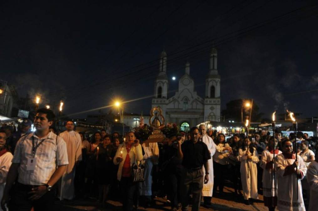 Cientos de hondureños participaron con fervor en la vigilia en honor a la Virgen de Supaya, patrona de Honduras, en Tegucigalpa, el 2 de febrero de 2015. AFP