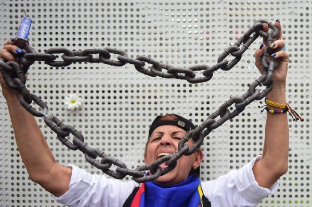 Maduro descarta unas elecciones generales. En su lugar, entregó el miércoles pasado al poder electoral un decreto de convocatoria a una Asamblea Nacional Constituyente 'popular' para reformar la Carta Magna.