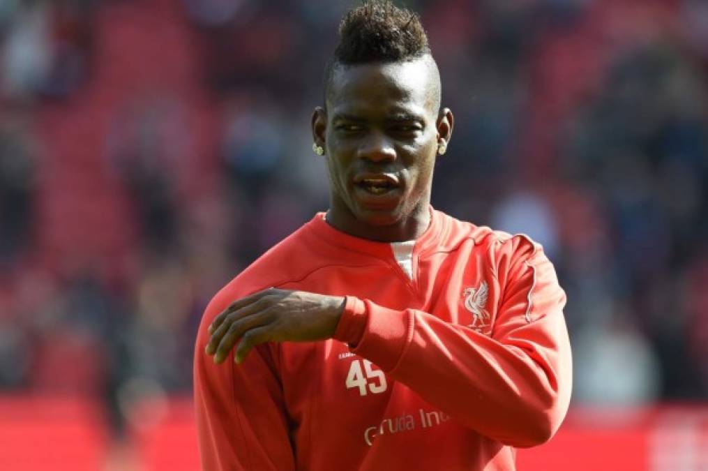 Mario Balotelli sigue recibiendo negativas. El último club que ha cerrado la puerta al internacional italiano ha sido el Sassuolo, que a través de su presidente Giovanni Carnevali en unas declaraciones a 'Rai' negó que fuera a recalar en el Sassuolo. Antes, Balotelli ya fue rechazado por el Besiktas y el propio Liverpool (club al que pertenece). La temporada pasada, cuando estaba cedido en el Milan, solamente logró un gol en 20 partidos de Liga. Informa 'Francefootball'.