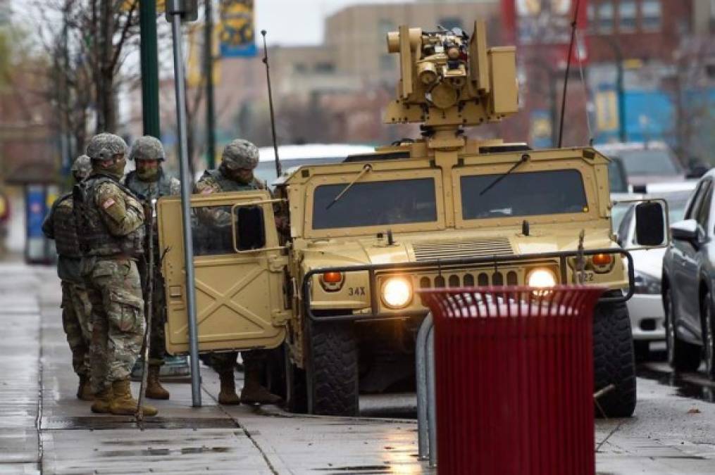 Vestidos de camuflaje y con fusil al hombro, estos soldados llevan varias semanas patrullando las calles de la ciudad, al margen de este juicio de alta tensión.