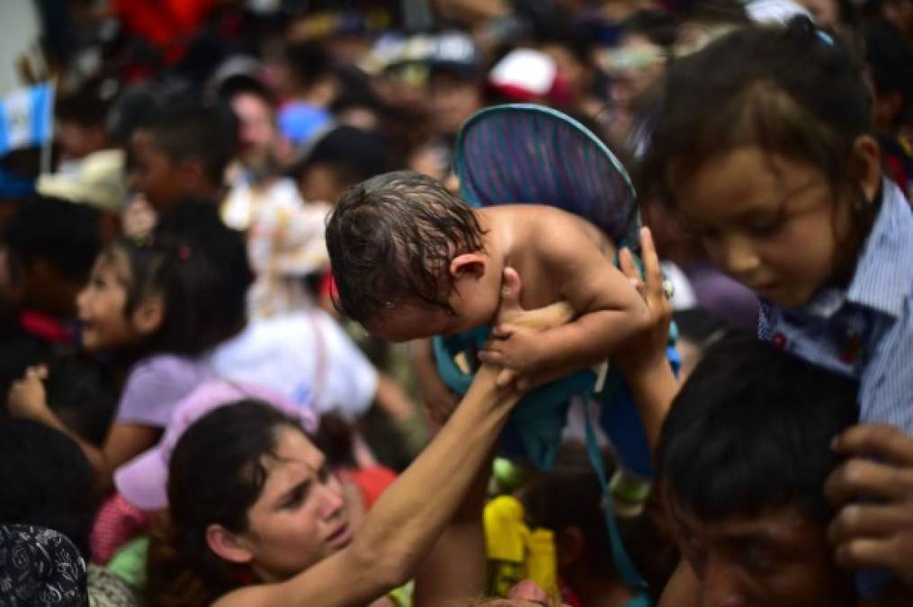 Imagen dramática de unos niños sufriendo el calor en la frontera de México. Foto AFP