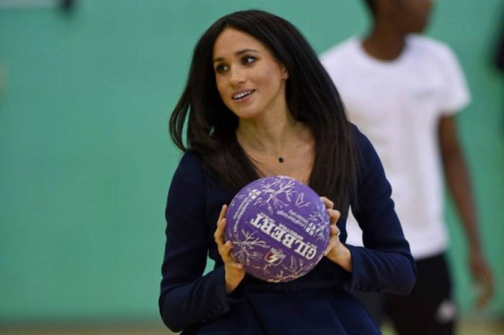 Meghan Markle, la mujer mejor vestida del mundo según la revista People, estrenó nuevo look en los premios Coach Core, unos galardones que promueven el impacto del deporte en la vida de jóvenes sin acceso a trabajo o educación en Inglaterra.