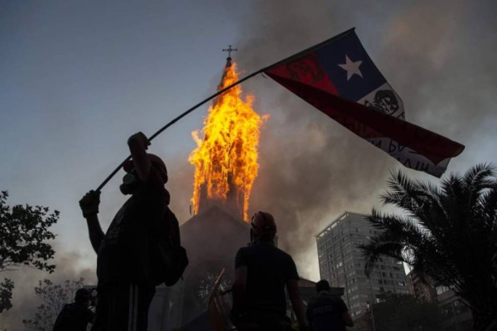 Un muerto en un tiroteo y cerca de 580 detenidos fue el balance de una noche de extrema violencia en Chile, en la que dos iglesias de la capital fueron quemadas y se registraron saqueos y barricadas por todo el país durante la conmemoración del primer aniversario del llamado 'estallido social'.