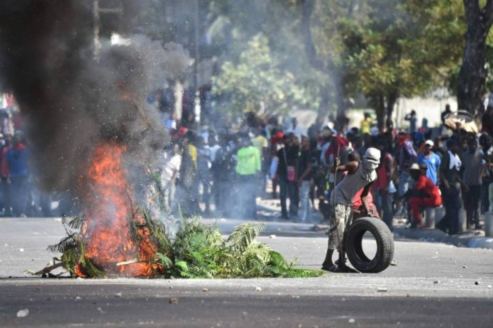 Antecedente 2018<br/><br/>En julio de 2018, los haitianos salieron a las calles para protestar contra el aumento en los precios de la gasolina y el kerosene. Una medida acordada en febrero entre el Gobierno y el Fondo Monetario Internacional (FMI).<br/><br/>La situación provocó la renuncia del entonces primer ministro Jack Guy Lafontant. <br/><br/>En agosto el presidente Jovenel Moise designó al notario y excandidato presidencial Jean-Henry Céant como reemplazo.
