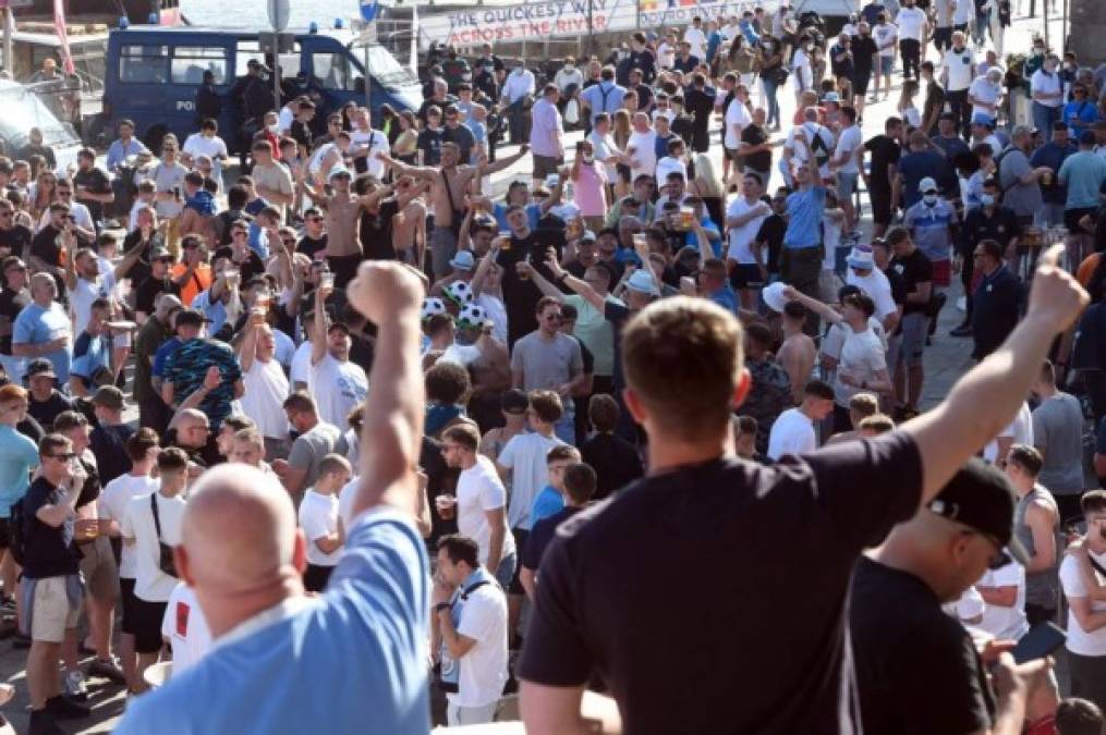 Al menos un herido leve es el saldo de los enfrentamientos registrados en las últimas horas entre aficionados ingleses que han acudido a la ciudad lusa de Oporto.