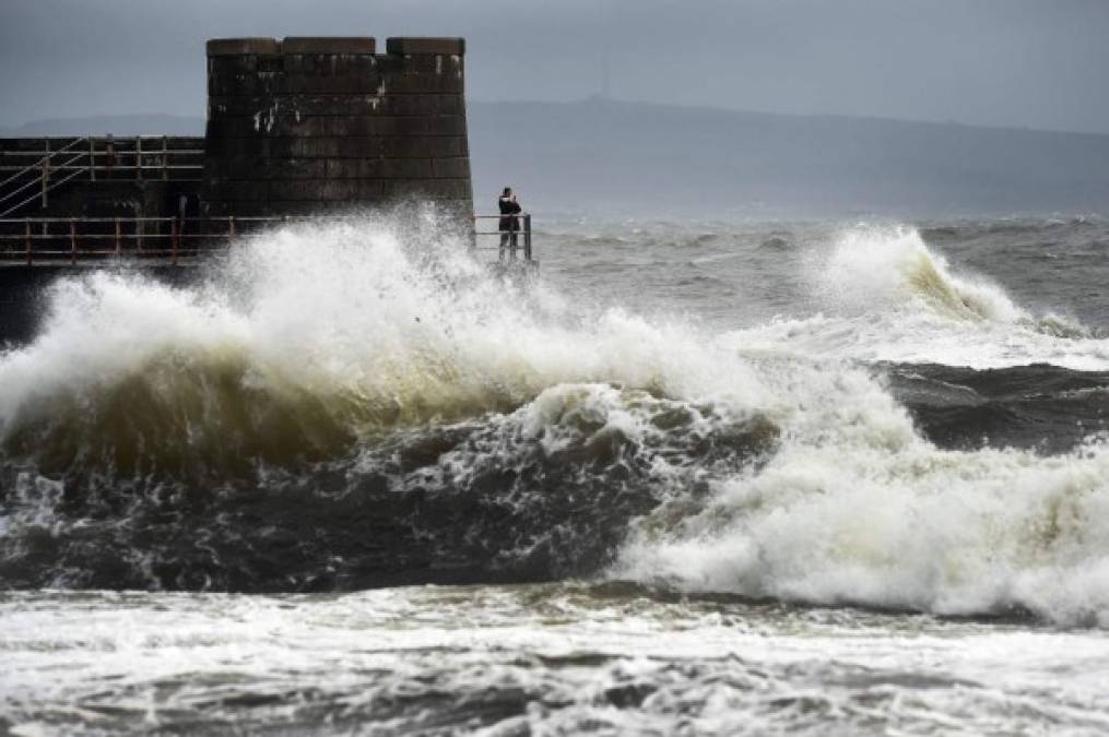 Fuertes vientos y lluvias derivadas de la tormenta Ofelia azotaron ayer el norte de Inglaterra tras su paso por Irlanda.