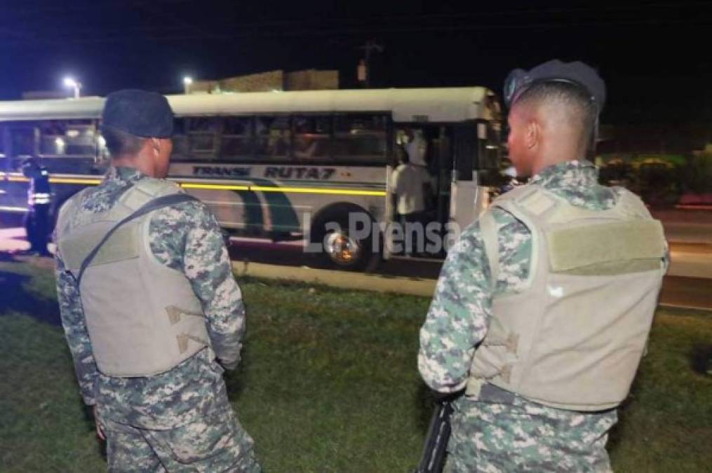 La Policía Militar tuvo que poner orden en las afueras del estadio Juan Ramón Brevé.