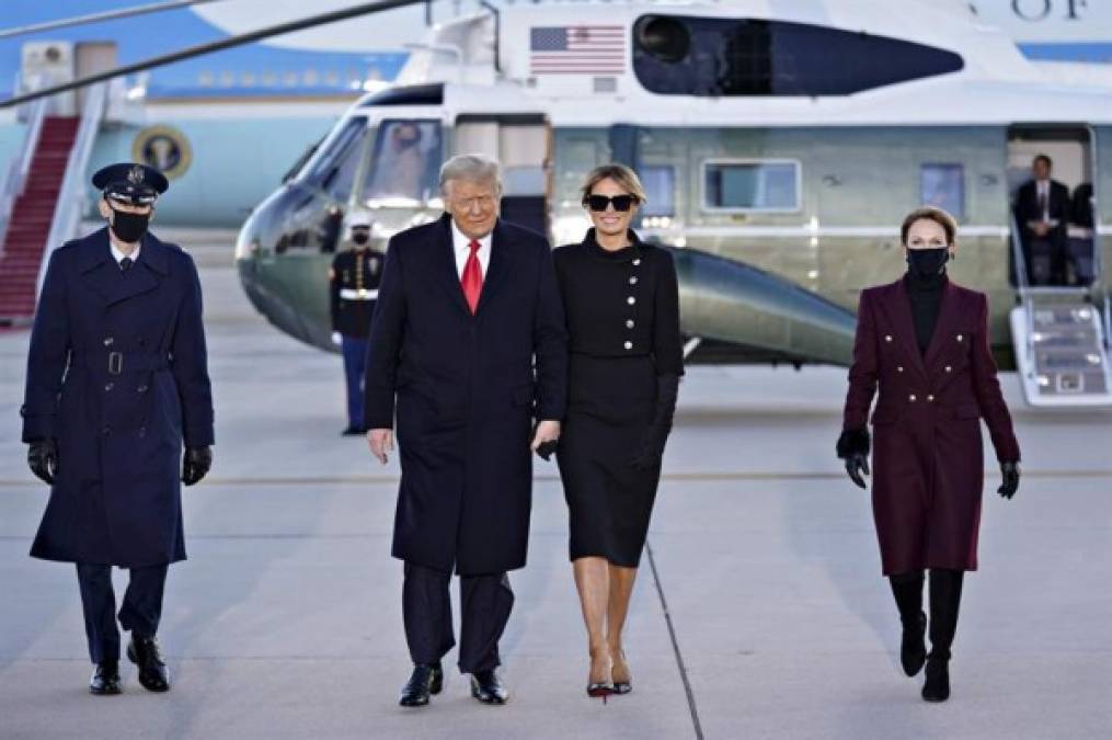 Melania y Trump abordaron el Air Force One en la base Andrews por última vez para un vuelo de dos horas a Florida mientras 'My Way' de Frank Sinatra sonaba en los altavoces de la pista en un día soleado pero frío.