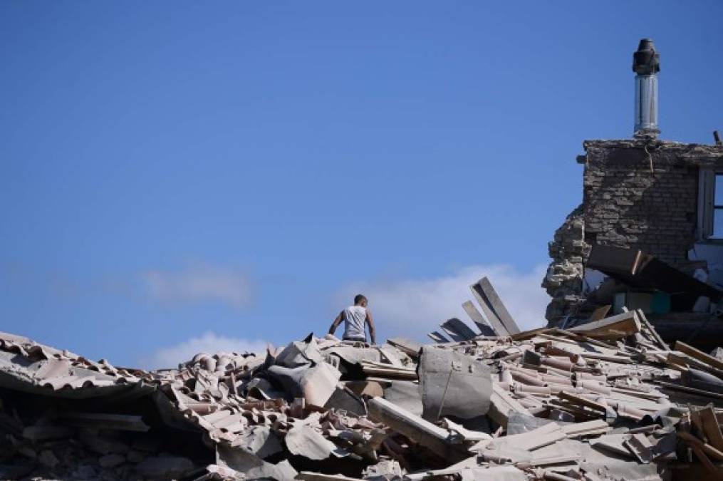 Amatrice sufrió severos daños como consecuencia del seísmo, el centro histórico quedó completamente derruido y se perdieron muchos edificios históricos como la Torre Cívica, construida en el siglo XV, o el Hotel Roma, del siglo XIX y en el que se registraron una gran cantidad de muertes por la tragedia.