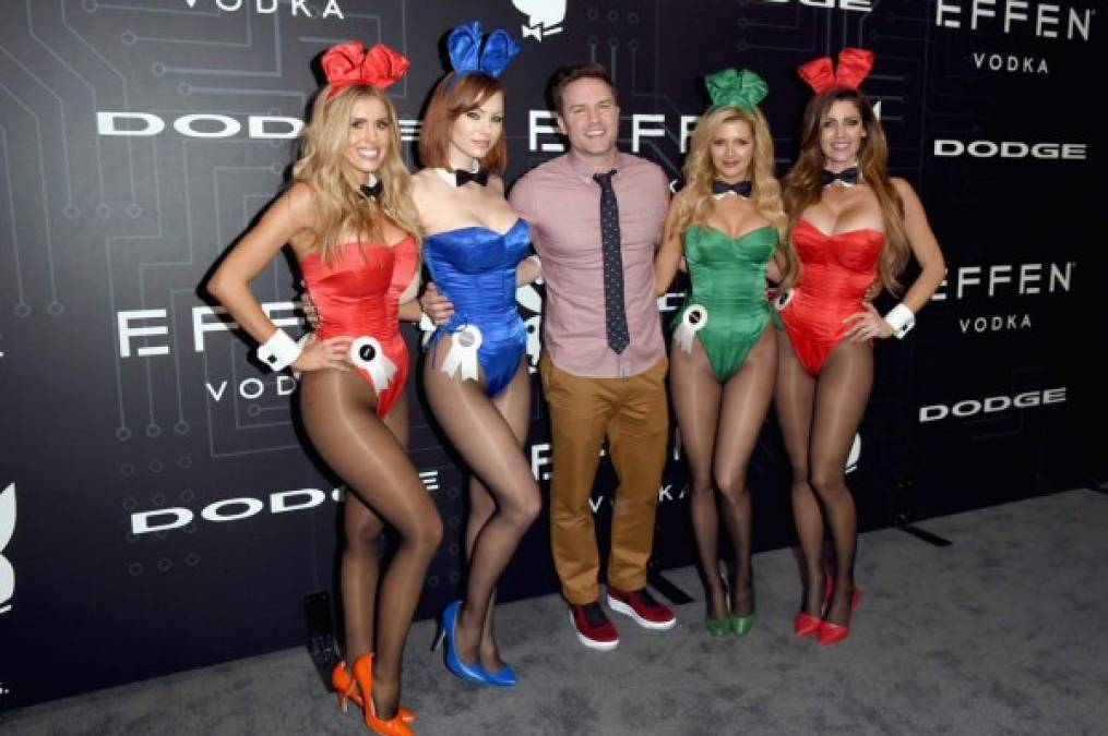 El actor Scott Porter con conejitas de Playboy.
