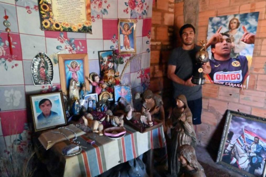 Salvador Cabañas, en su casa actual, guarda recuerdos de su paso por el club América de México.