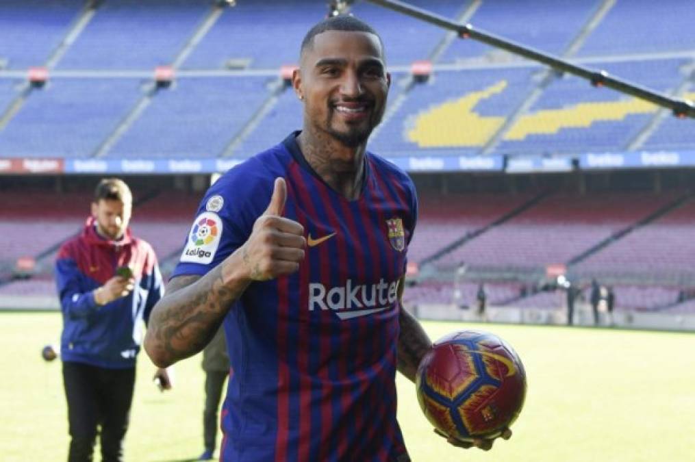 El FC Barcelona presentó al germano-ghanés Kevin-Prince Boateng como nuevo refuerzo del club catalán. ' Vengo aquí por la experiencia y para ayudar', afirmó el jugador de 31 años de edad. Llega procedente del Sassuolo de Italia.