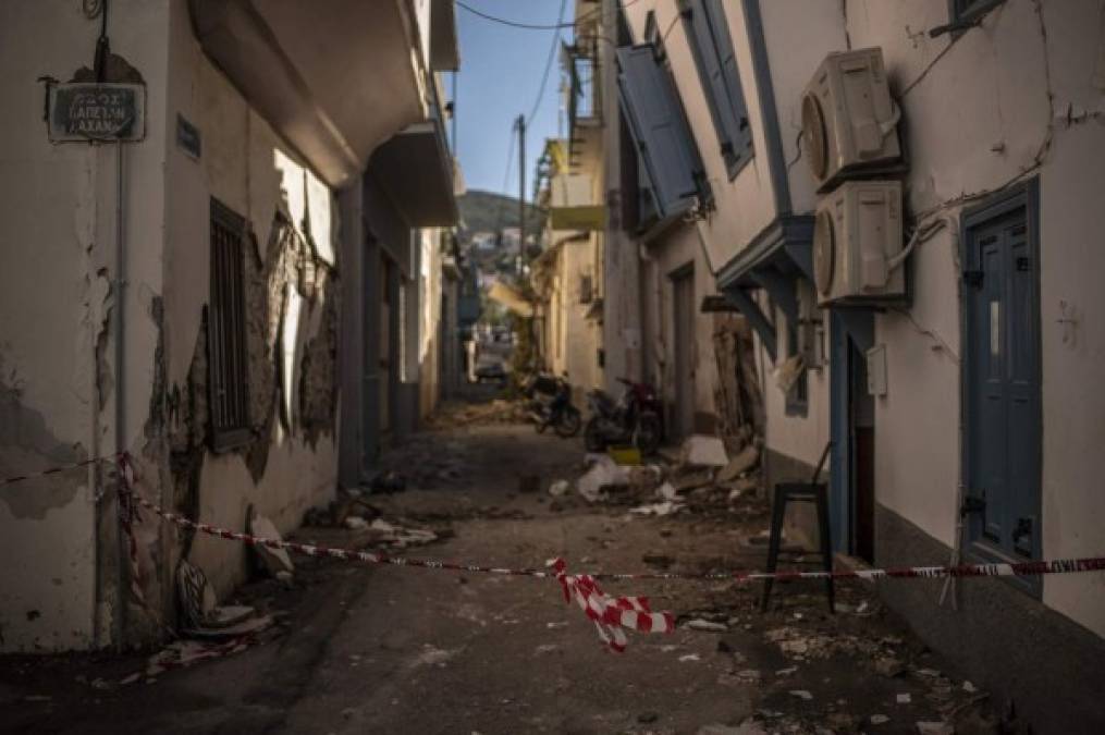 Las dos de las víctimas en Grecia eran adolescentes fallecidos en la isla de Samos, que dista apenas una decena de kilómetros del epicentro del seísmo, de 6,8 grados de magnitud, que se registró a las 11.51 GMT del viernes en el mar Egeo.<br/>