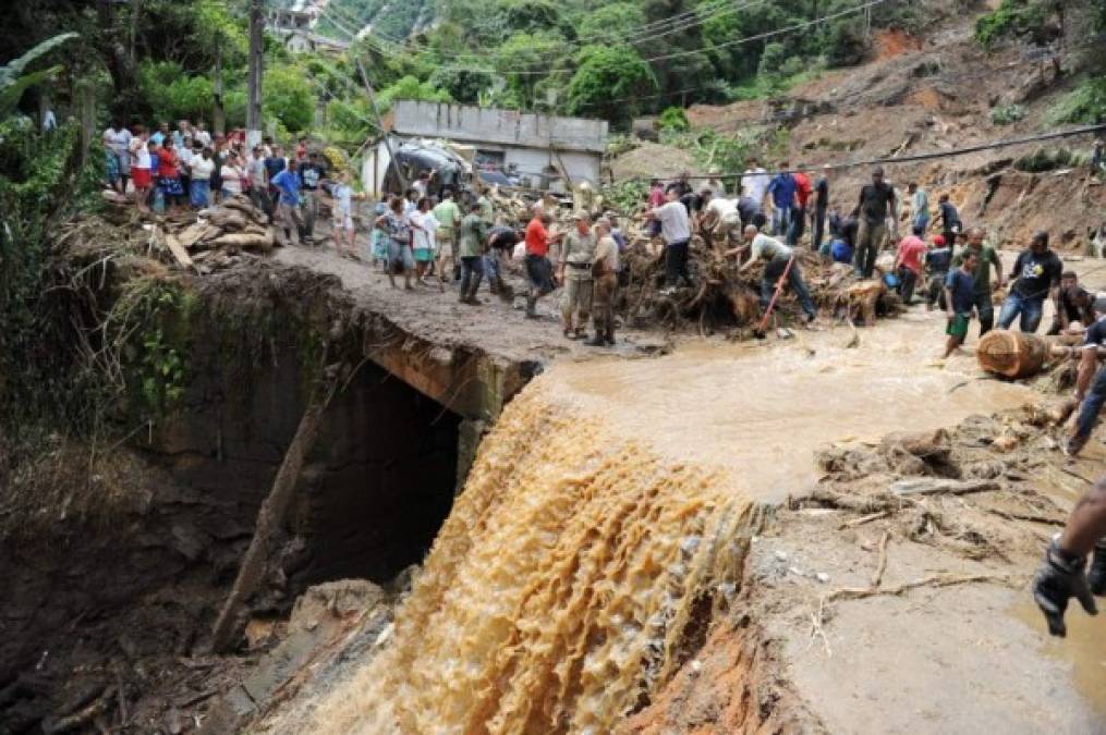 12 enero de 2011: Las inundaciones y deslizamientos de tierra causados por unas lluvias torrenciales de verano arrasan la región montañosa cercana a Rio de Janeiro.<br/><br/>Más de 1,000 personas mueren o desaparecen, la mayoría vecinos de zonas de riesgo.