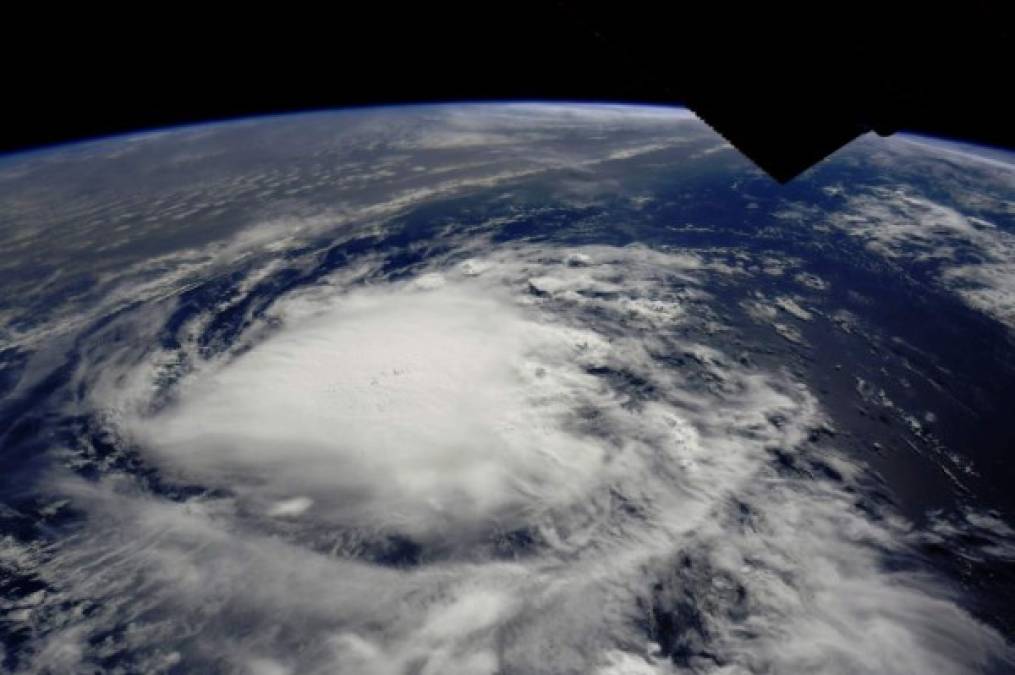 El gobernador de Virginia, Ralph Northam, calificó a Florence como 'el huracán más importante en décadas' para el estado, y advirtió sobre la posibilidad de 'inundaciones catastróficas, fuertes vientos y posiblemente amplios cortes de energía'.