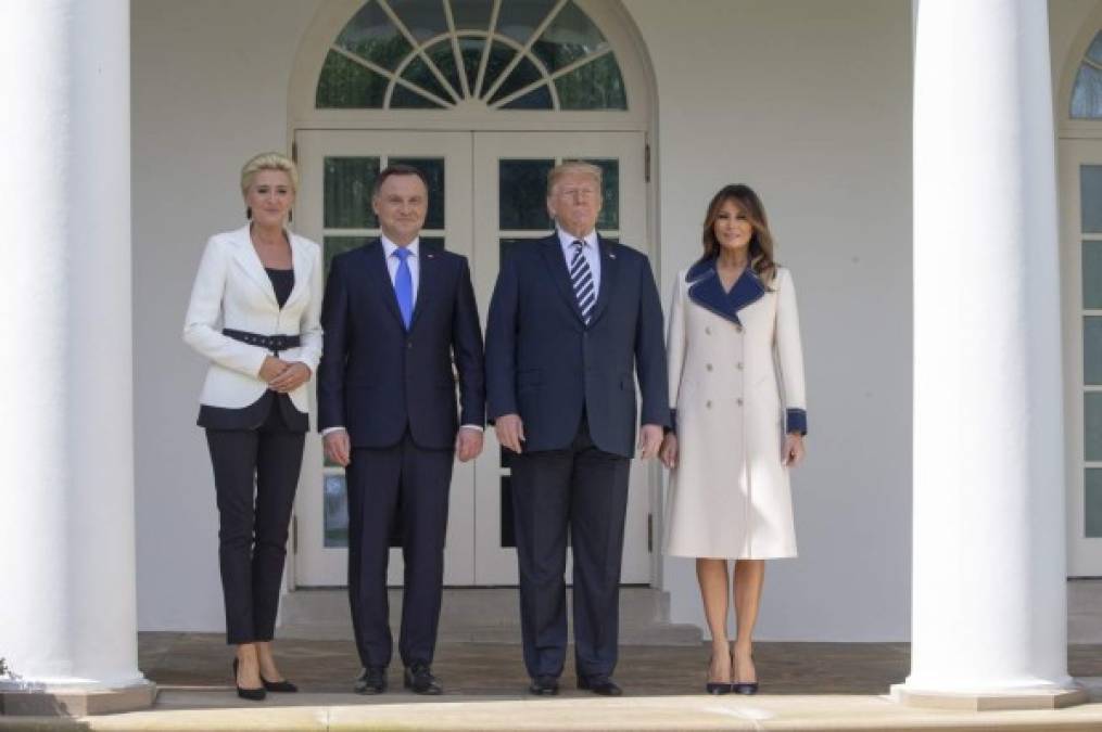 La ex modelo lució un controversial abrigo largo de Gucci para recibir al presidente de Polonia, Andrzej Duda y su esposa, Agata Kornhauser-Duda, en la Casa Blanca.