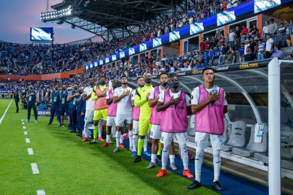 Los suplentes y el cuerpo técnico de Honduras también entonaron el himno nacional.