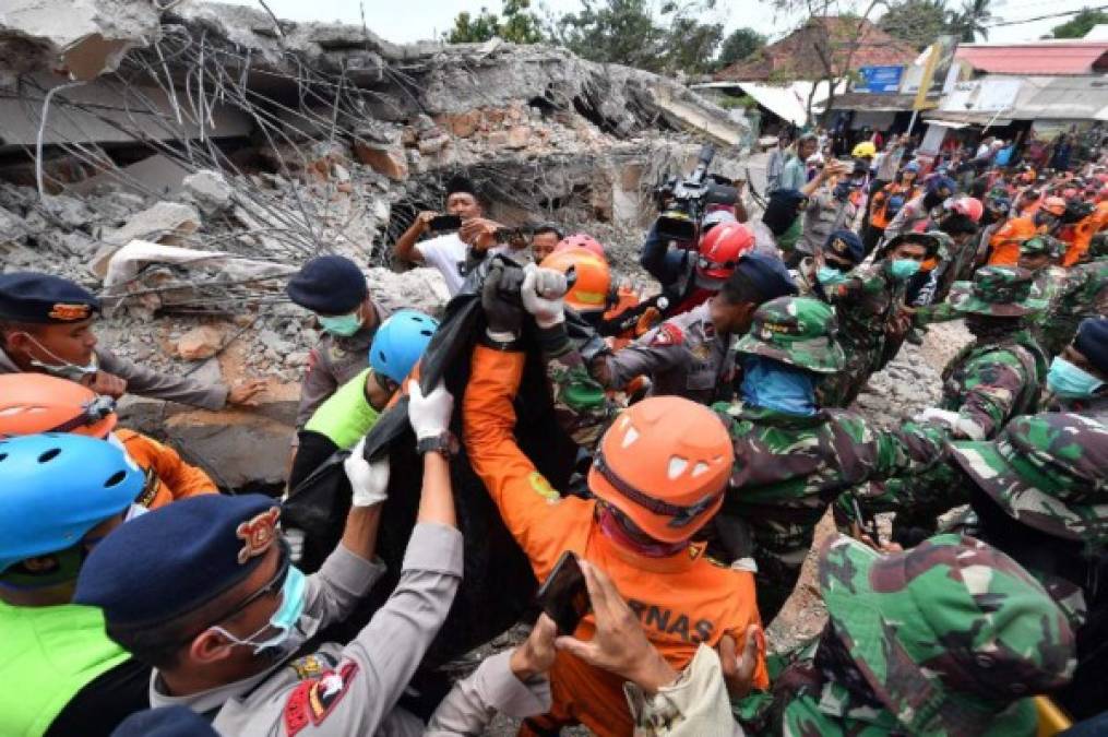 Un violento sismo de magnitud 5,9 sacudió este jueves la isla indonesia de Lombok, donde los socorristas asistían a las víctimas de dos devastadores sismos registrados en las últimas tres semanas, que dejan al menos 319 muertos según un nuevo balance oficial.