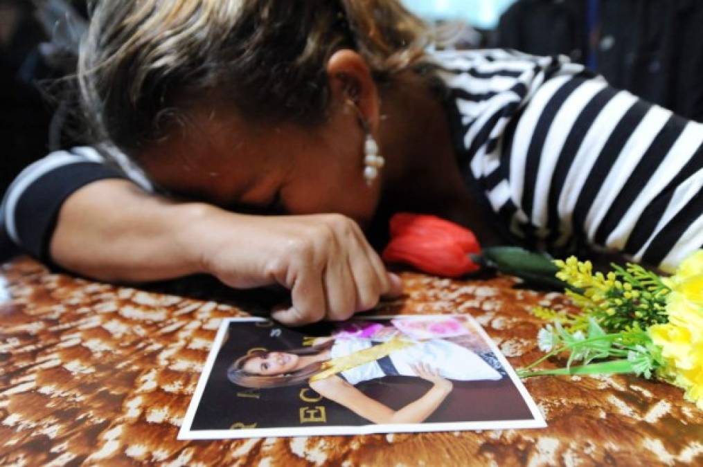 Teresa Muñoz llora sobre el ataúd de su hija, Miss Honduras Mundo María José Alvarado (19) el 20 de noviembre de 2014 en Santa Bárbara. AFP