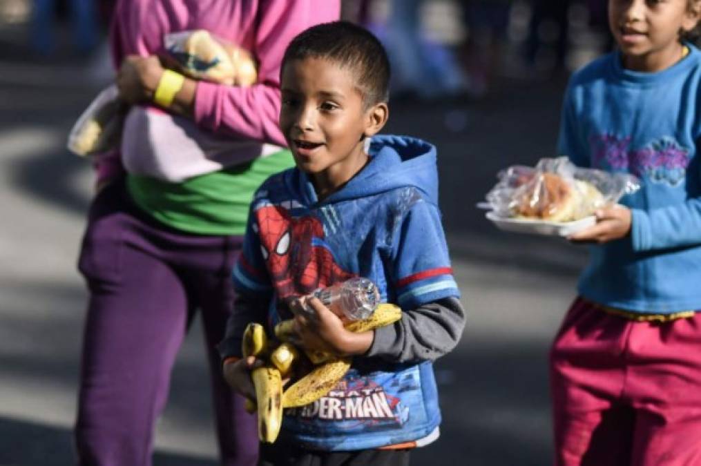 A las puertas del complejo deportivo Magdalena Mixhuca, donde fueron recibidos los mgirantes, llegan multitud de vehículos con particulares o integrantes de organismos que llevan donaciones a los migrantes, como frutas, pañales, ropa o productos de higiene.