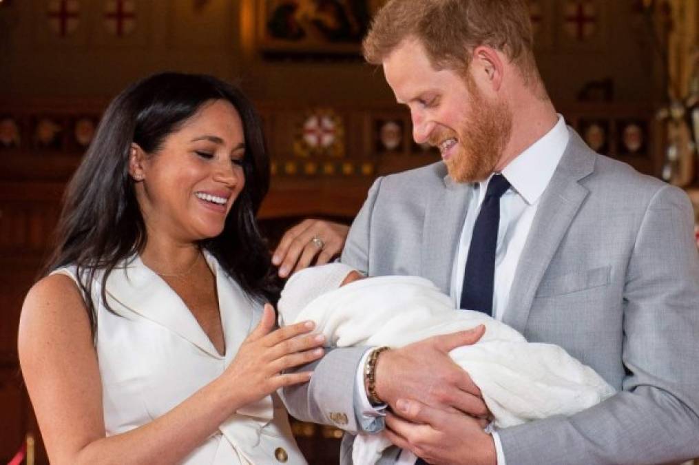 La duquesa de Sussex ha sido aclamada como un 'ícono' por lucir su vientre posterior al embarazo con un vestido con cinturón que acentuaba su cintura, mientras ella y Harry presentaban al bebé al mundo. <br/><br/>