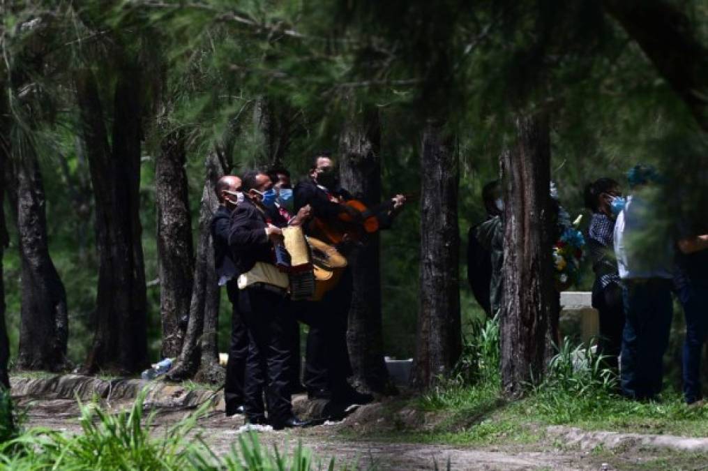 Serenatas a larga distancia y solo un familiar cerca de la tumba se ven en los entierros de víctimas del COVID-19 en Honduras. Los demás parientes llegan a los cementerios, pero por protocolos no se pueden acercar a la fosa.