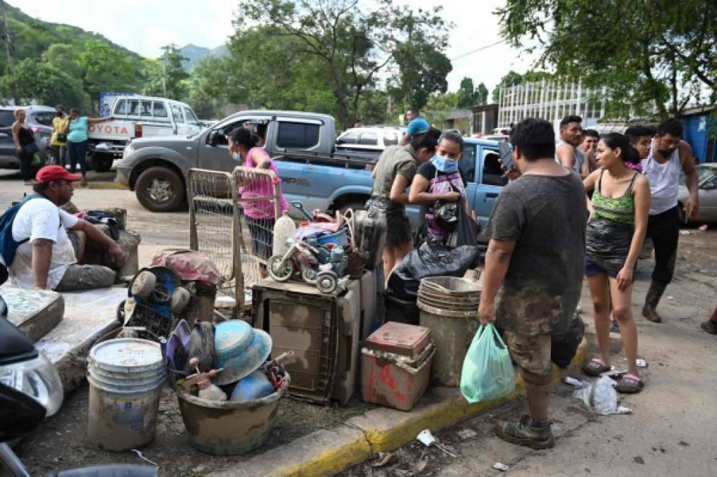 Las inundaciones se registraron por los caudalosos ríos Ulúa, Chamelecón, Humuya y un enjambre de afluentes pequeños que se desbordaron hasta formar un inmenso lago en el Valle de Sula.