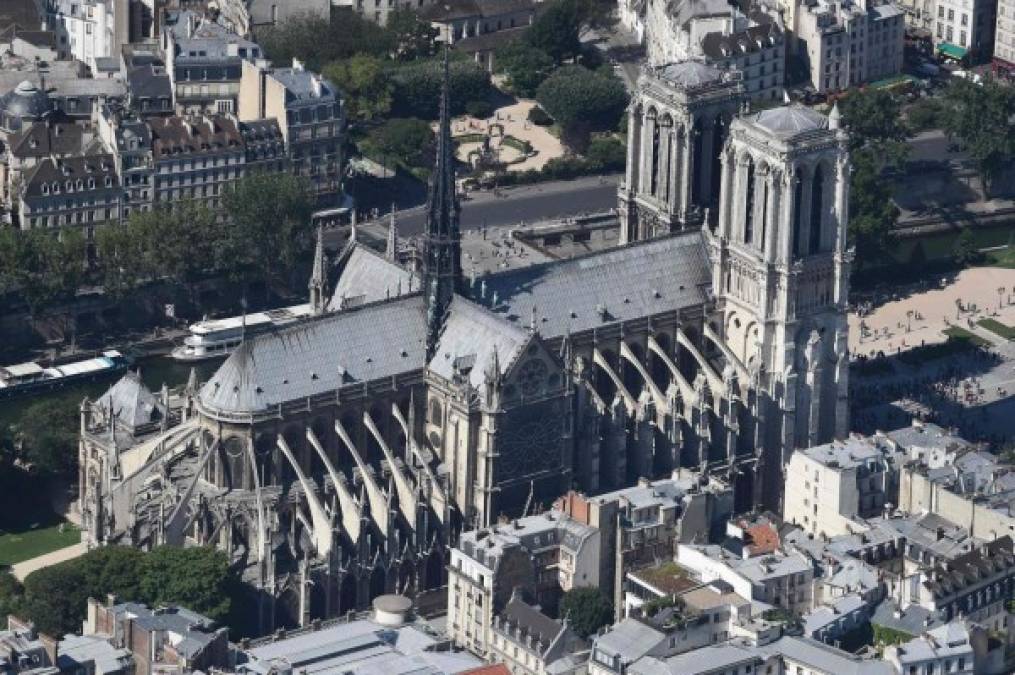 La catedral de Notre Dame de París, en llamas desde este jueves por la tarde, es el monumento más visitado de Francia, con 13 millones de personas al año, y símbolo de la historia del país en momentos clave.