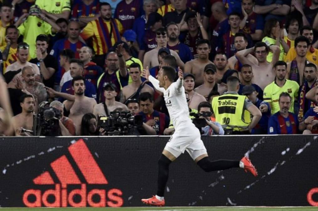 Momento en que Rodrigo Moreno festejaba su gol y en el fondo la afición del Barcelona lamentando la anotación.