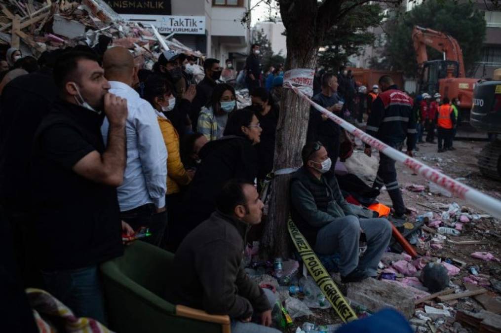 Al mediodía del sábado, AFAD dio por concluida la búsqueda de supervivientes en ocho edificios, pero durante esta noche continuaba el trabajo en otros nueve, con más de 2.000 profesionales asistidos por 21 perros socorristas, según el comunicado del organismo publicado en su web.<br/>