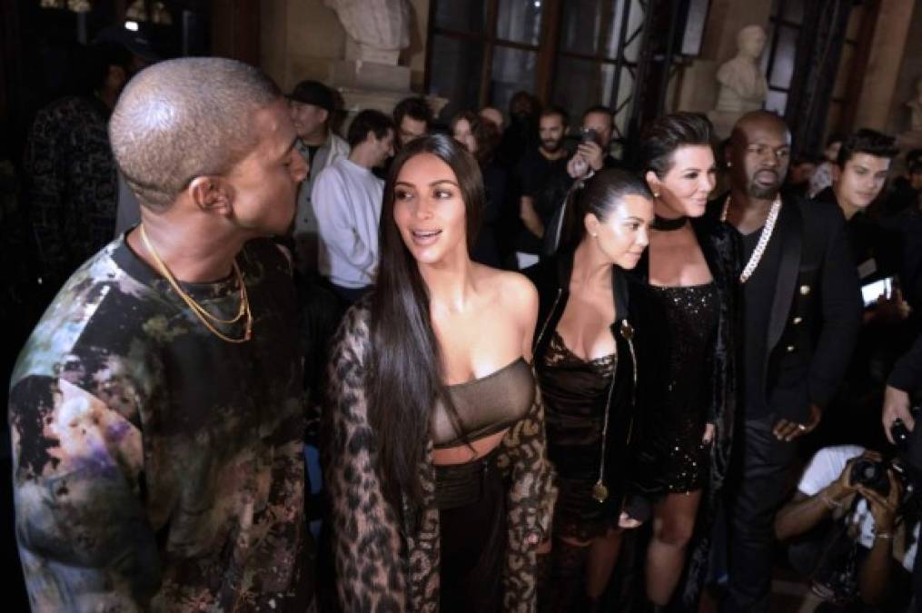 Kim había llegado hace cuatro días a Francia para disfrutar del Fashion Week de París, la acompañó inicialmente su esposo Kanye West, su hermana Kourtney Kardashian y su madre Kris Jenner. <br/><br/>