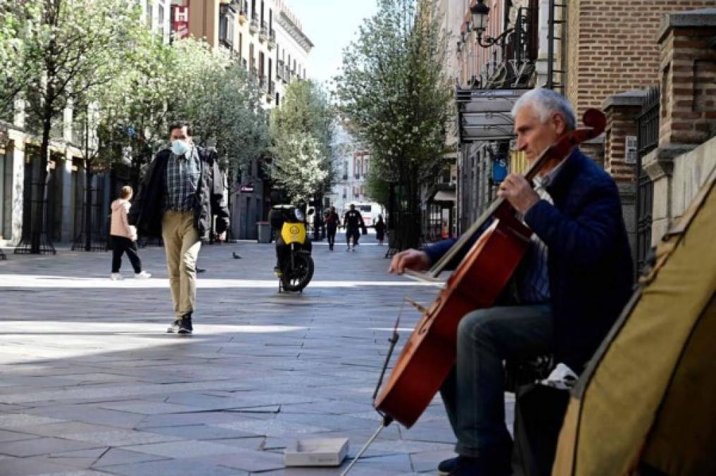 Por toda la ciudad han cerrado cines, teatros, discotecas, bares, centros de ocio, educativos y culturales, hasta los parques infantiles, lo que ha forzado a cambiar la vida cotidiana de los madrileños y ha dejado en fuera de juego a muchos turistas.