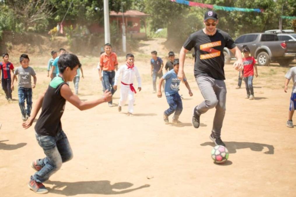 Entre sus múltiples facetas Howes también es el anfitrión del podcast 'The School of Greatness' y es parte de la fundación 'Pencils of Promise', una organización sin fines de lucro que construye escuelas y aumenta las oportunidades educativas en países en desarrollo.