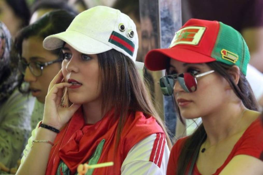 Las aficionadas marroquíes también estuvieron apoyando a su selección. Foto AFP