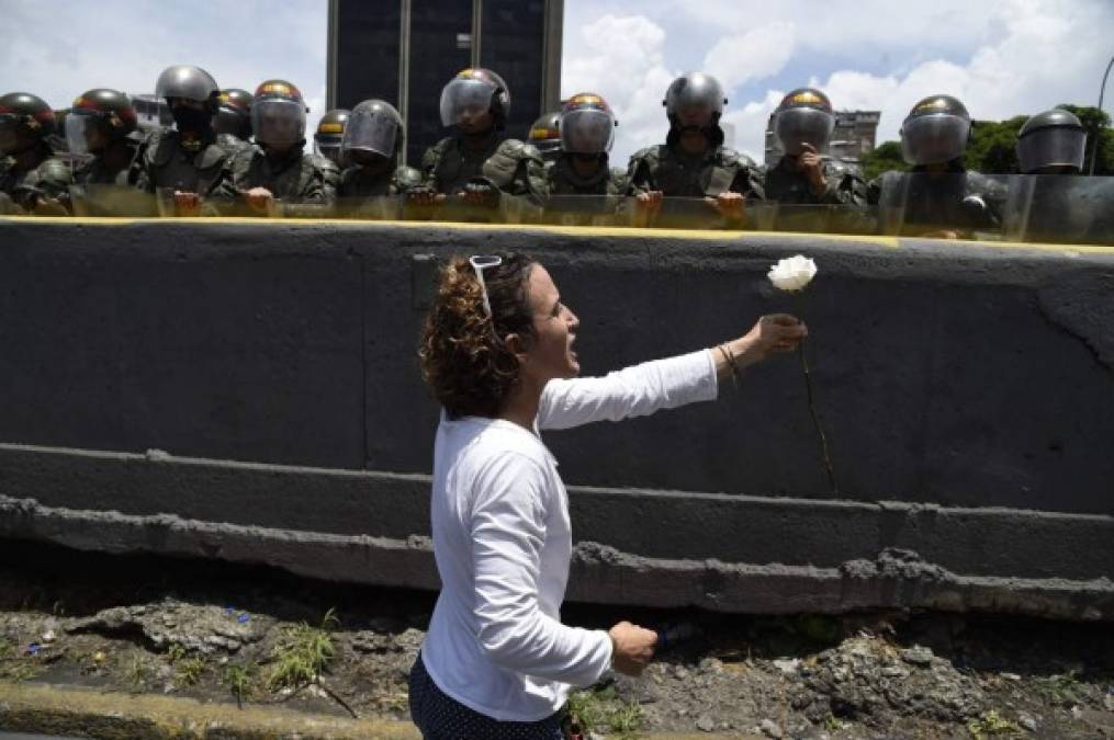 Varias mujeres particularizaron la protesta arrojando flores a los pies de los militares.