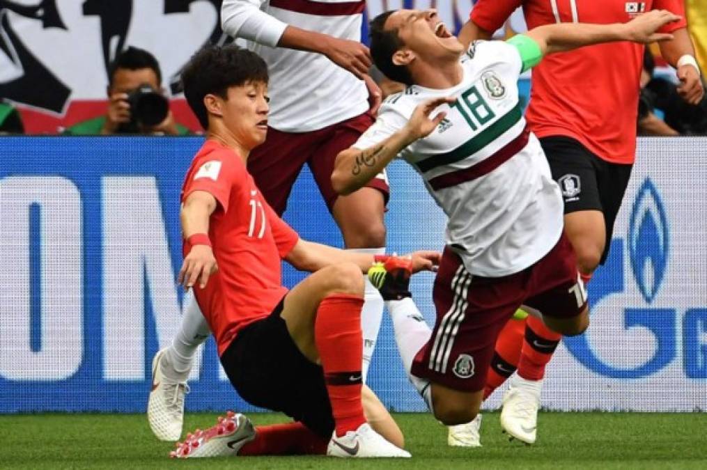 Lee Jae-sung derribó a Andres Guardado y el mexicano dio el susto. Al final la acción no pasó a más.