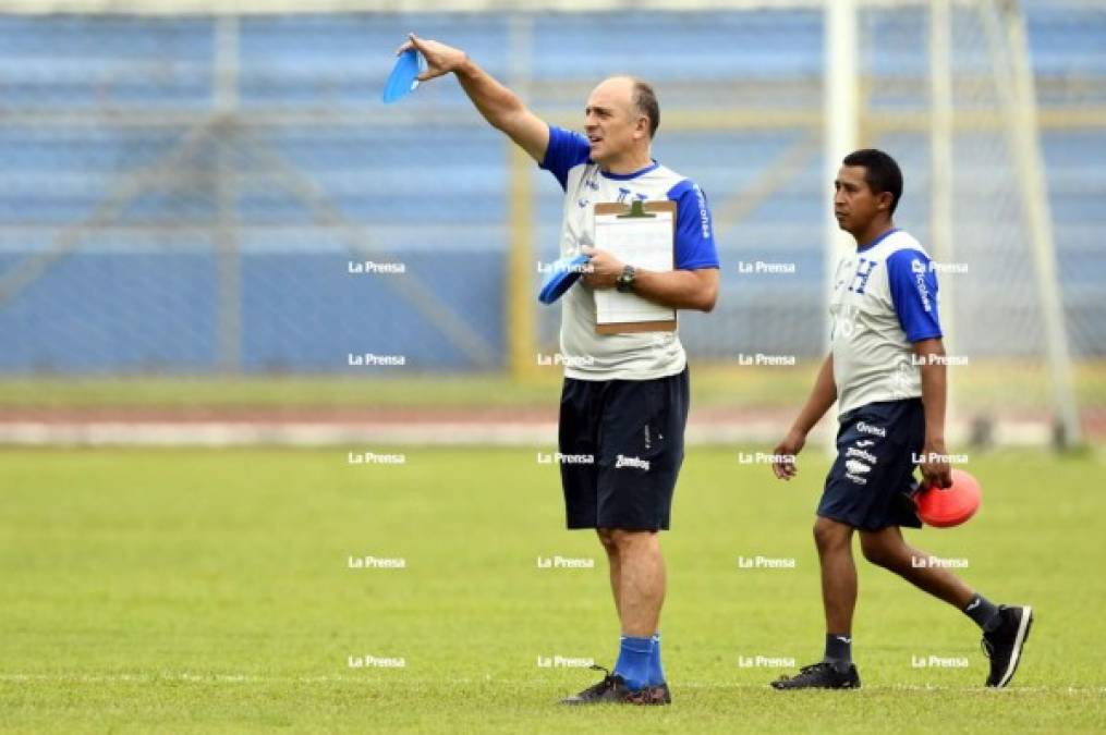 Fabián Coito dando indicaciones a sus dirigidos.