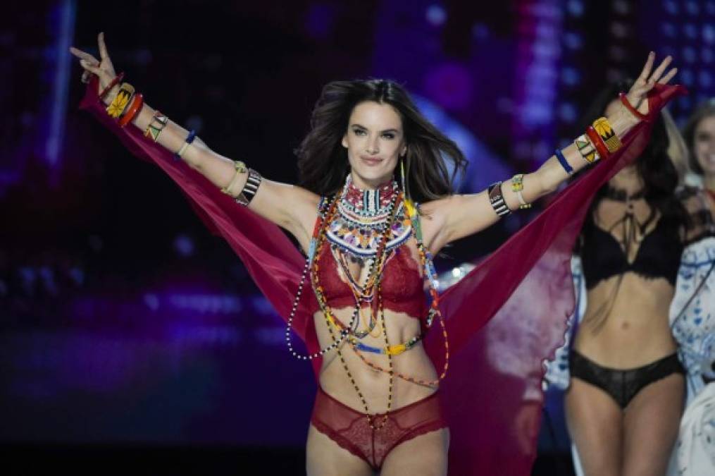 Tras 16 años de ser figura estelar de Victoria's Secret, Alessandra Ambrosio decidió concluir su vuelo en como angelita.