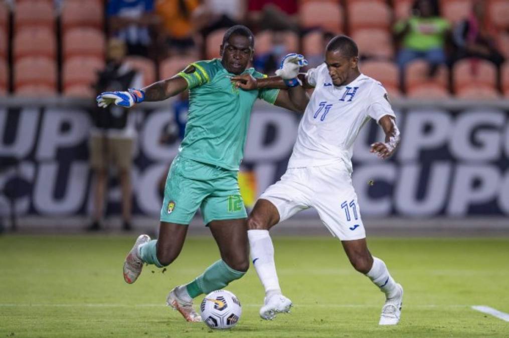 Jerry Bengtson presionó al portero caribeño Reice Charles-Cook y le robó el balón para abrir el marcador, 1-0 a favor de Honduras.