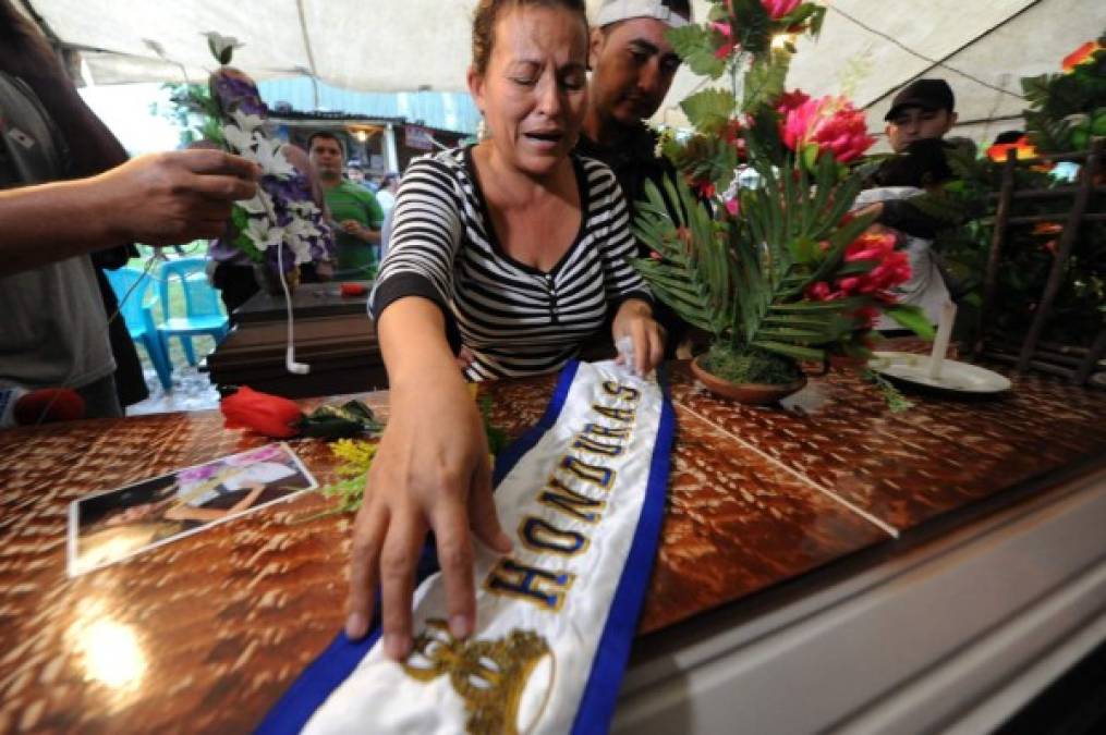 Teresa Munoz, madre de Miss Honduras Mundo María José Alvarado, llora sobre el ataúd su hija. AFP
