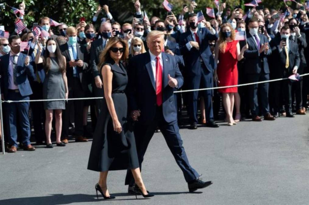 Melania tenía previsto participar junto a su esposo en un mitin en el estado clave de Pensilvania el pasado martes, sin embargo, canceló su asistencia a último momento por una 'tos persistente' derivada del coronavirus.