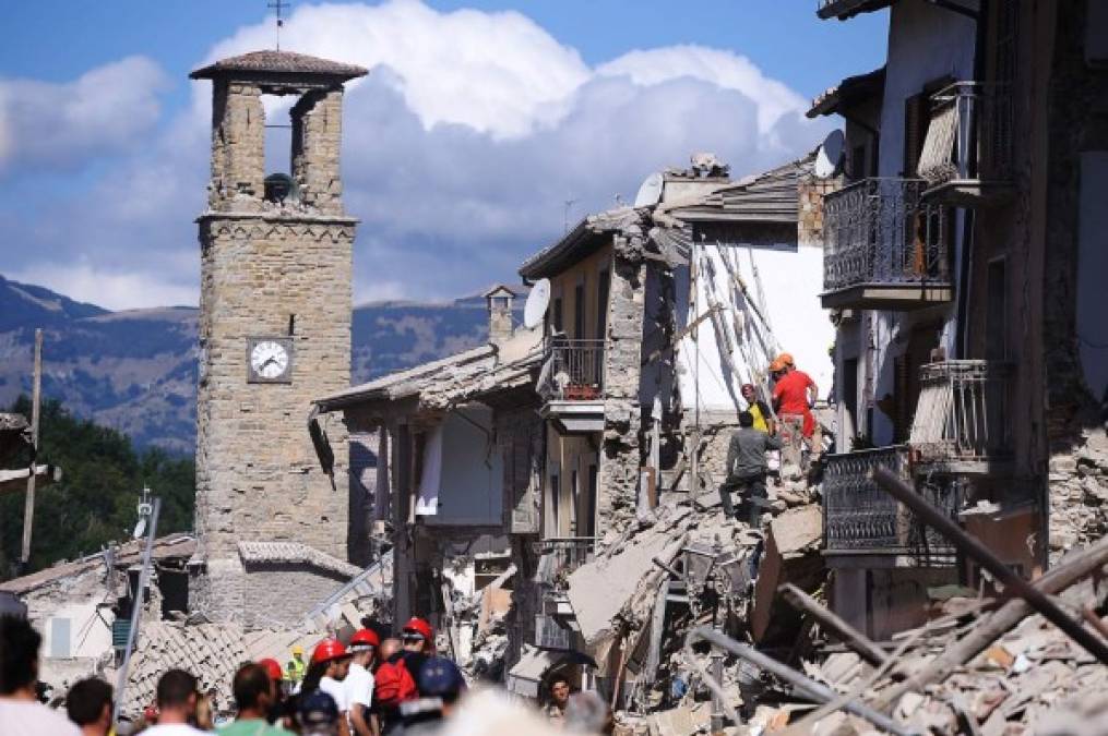 El miércoles 24 de agosto el centro de Italia sufrió un fuerte terremoto de 6.2 grados de magnitud que afectó principalmente a las provincias de Rieti, Ascoli Piceno y Perugia. El epicentro del sismo se situó cerca del valle del Tronto entre los municipios de Accumoli, Amatrice (Rieti) y Arquata del Tronto (Ascoli Piceno). Los mayores daños humanos y a la infraestructura se registraron en Amatrice, Accumoli y Pescara del Tronto.<br/>Los registros oficiales registraron 296 personas fallecidas y 388 heridos.<br/><br/>El Hotel Roma de Amatrice, un edificio de finales del siglo XIX conocido en la región como “el mago de los spaghetti alla Amatriciana”, es el sitio donde hubo más muertos tras el terremoto que devastó el centro de Italia. El alcalde del pueblo, Sergio Pirozzi, había alertado de que al menos 65 huéspedes se alojaban en el hotel; pero el propietario del alojamiento, hospitalizado en la ciudad de Rieti tras sufrir heridas durante el temblor, confirmó que los alojados eran 32, más los propietarios y empleados. En las primeras horas, los operativos de rescate recuperaron 35 cuerpos.<br/><br/>Además de los rescatados con la ayuda de otras personas o escapadas por sí mismas, 238 personas fueron rescatadas con vida de entre los escombros por la oportuna intervención de las autoridades, 215 por el Vigili del Fuoco, 23 por el Socorro Alpino. Aproximadamente 2,100 personas encontraron refugio en los campamentos de emergencia. Y unas 4,400 personas participaron en las operaciones de búsqueda y rescate, incluyendo 70 equipos con perros de rescate. Una noticia insólita se produjo cuando un gato fue rescatado entre los escombros dos semanas después del terremoto, una noticia que dio la vuelta al mundo.<br/><br/>Durante el funeral de Estado, celebrado en Amatrice, el obispo de Rieti, Domenico Pompili, dedicó su breve homilía a pedir a los fieles que “no se pregunten adónde estaba Dios cuando la tierra temblaba”, porque “los terremotos existen desde que existe la Tierra” y “...el terremoto no mata. Matan las obras del hombre”.