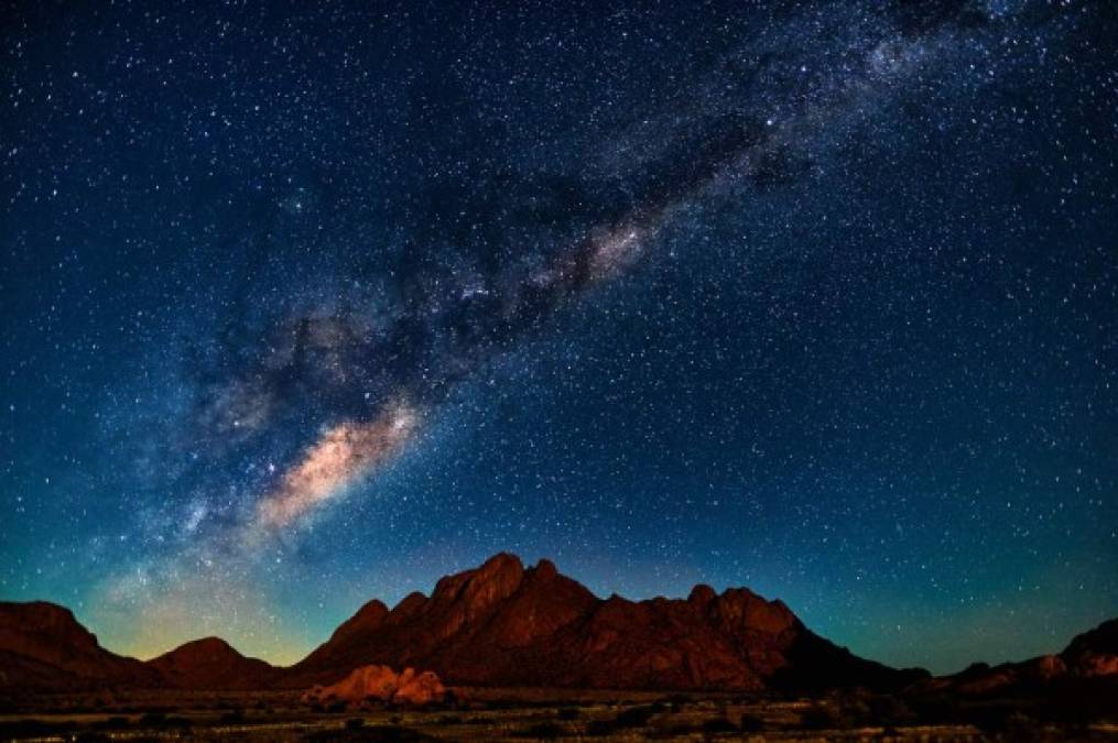 Paisaje nocturno con la Vía Láctea en Namibia en el área de Spitzkoppe.